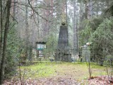 Mały, zabytkowy cmentarz w pilskim lesie [ZDJĘCIA]