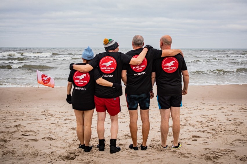 Łeba. Członkowie Mors Team Lębork nowy rok przywitali zimną kąpielą w Bałtyku