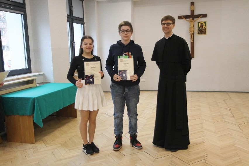 Ks. Paweł Orpik wręczył nagrody najlepszych uczniom z...