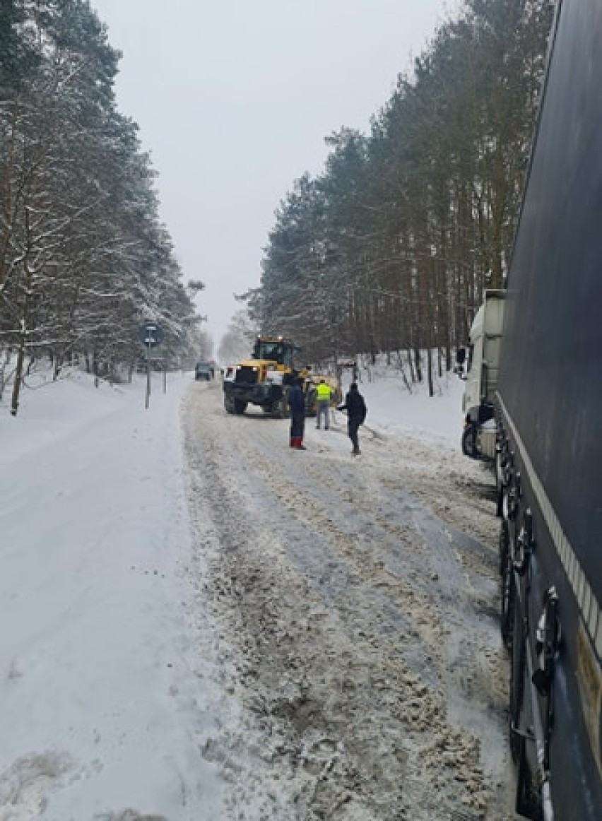 Powiat wieluński. Ciężarówka blokowała drogę w kierunku Działoszyna. Efekt warunków na drogach ZDJĘCIA, FILMY
