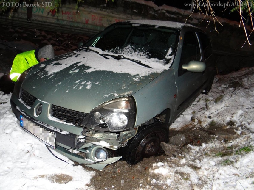 Wypadek w Milówce. Renault Clio wpadło do rzeki [ZDJĘCIA]