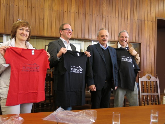 Niemieccy przedsiębiorcy, którzy kupili ziemię w dzielnicy przemysłowej, dostali od prezydenta Jeleniej Góry pamiątkowe koszulki.