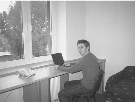 Tomasz Grzegorz (na zdjęciu), student III roku ekonomii, AkaMedik wymyślił dla swych kolegów, przyszłych medyków i... ojca, właściciela budynku. ELŻBIETA ADRYAŃSKA
