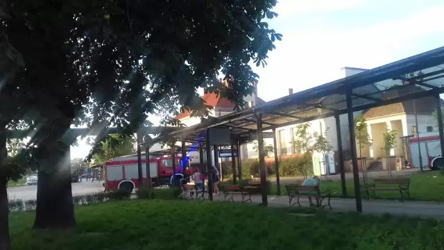 Dziś (21.07), około godziny 20.00, przy moście kolejowym w Toruniu pojawiły się wozy strażackie i policja. Jak wynikało z pierwszych relacji świadków, mundurowi poszukiwali młodego mężczyzny, który miał skoczyć z mostu do Wisły. 

CZYTAJ DALEJ >>>>>


Zobacz także: Uroczysta przysięga wojskowa żołnierzy Legii Akademickiej w Toruniu [ZDJĘCIA]

Zobacz także: Toruń. Neko Cafe. Zobaczcie, jak wygląda pierwsza kocia kawiarnia w naszym mieście [ZDJĘCIA]

Miał skoczyć z mostu kolejowego do Wisły w Toruniu. Na szczęście udało się go odnaleźć