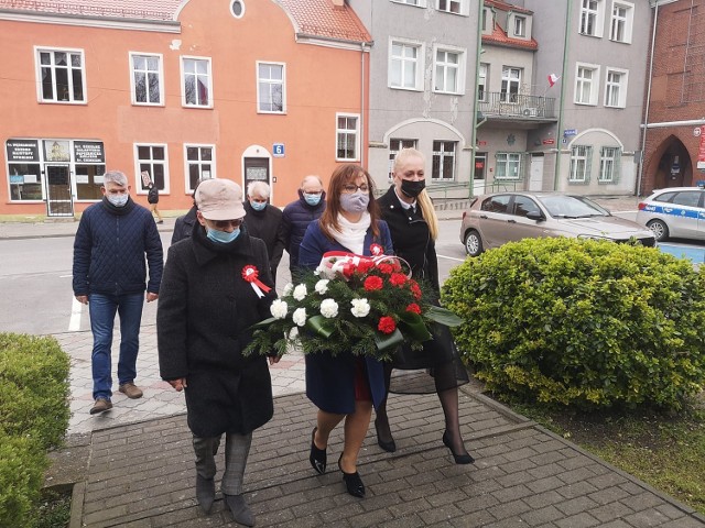 Prabucianie uczcili rocznicę uchwalenia Konstytucji 3 Maja złożeniem kwiatów pod pomnikiem pamięci