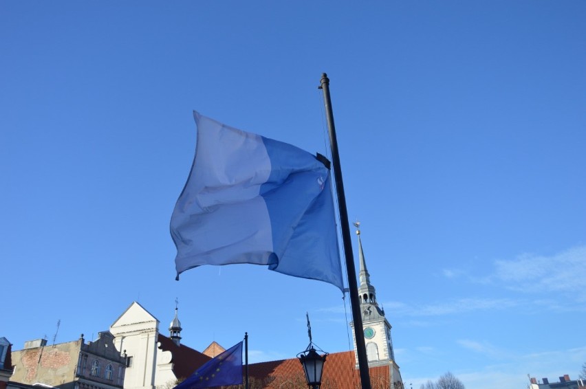 Wejherowo w żałobie po śmierci prezydenta Gdańska Pawła Adamowicza. Flagi opuszczone do połowy masztu [ZDJĘCIA]