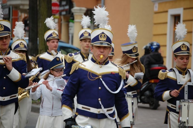 Kwidzyn: Przemarsz ulicami miasta i wspólne śpiewanie pieśni patriotycznych z okazji Święta 3 Maja