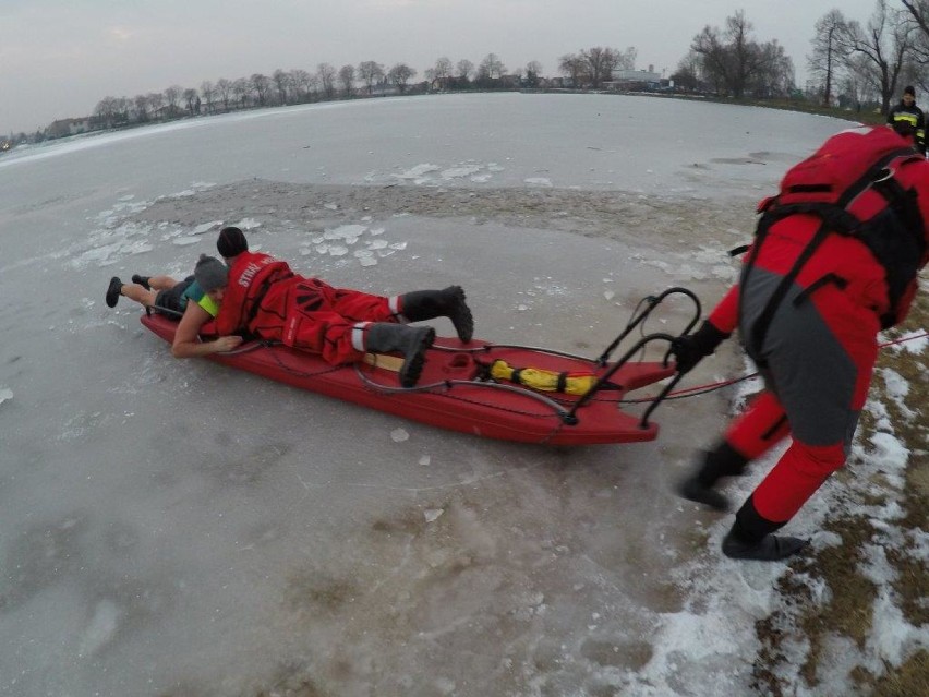 Ćwiczenia z zakresu ratownictwa wodno-lodowego na Jeziorze Odrzykowskim w Krotoszynie [ZDJĘCIA]