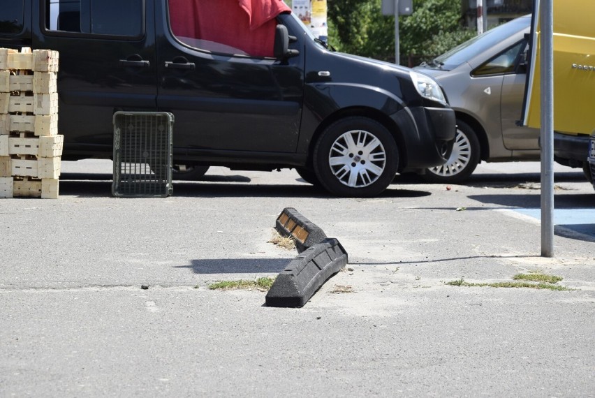 Wypadek przed marketem Carrefour w Skierniewicach - kobieta...