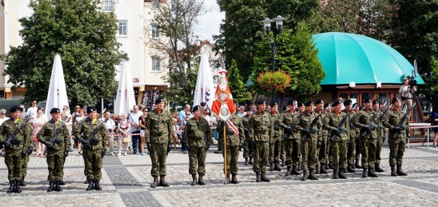 Obchody zainaugurowała msza święta, po której odbył się uroczysty apel z wojskowym ceremoniałem oraz widowiskową defiladą.