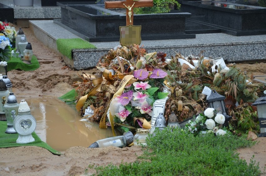 Ulewny deszcz podmywa cmentarz na Brzostowie