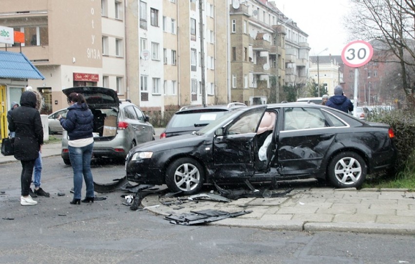 Wypadek na ulicy Artyleryjskiej w Legnicy [ZDJĘCIA]