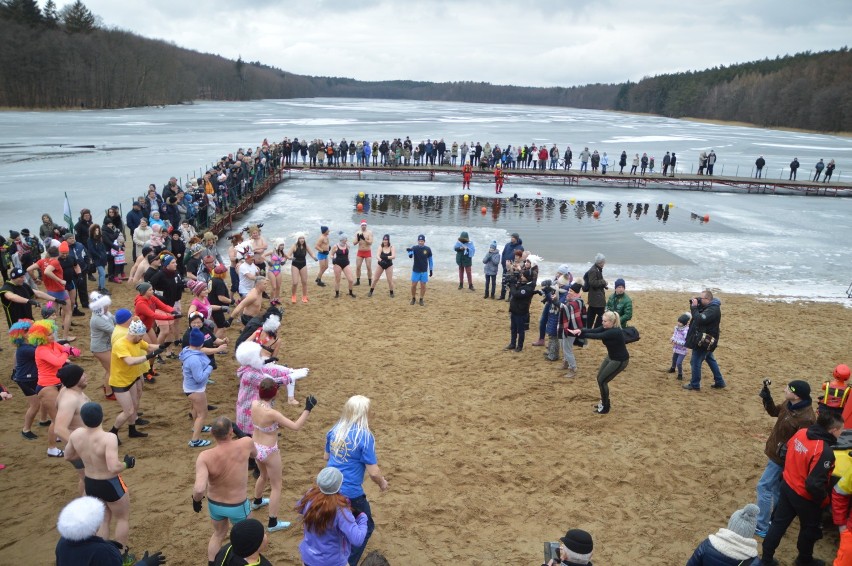 Rekordowa frekwencja podczas 9 Zanurzenia w Wodzie na plaży jeziora Łobez w Białym Borze (FOTO, VIDEO)