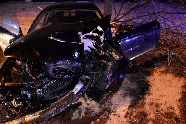 Pasażer ze złamaną nogą został zabrany do szpitala. 21-letniemu kierowcy BMW nic poważnego się nie stało