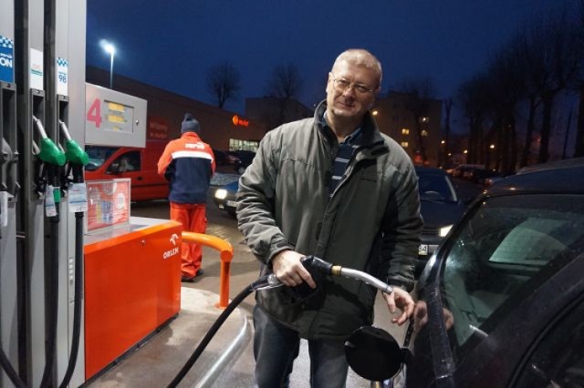 Pana Marka, kraśnickiego kierowcę, irytują wysokie ceny paliw na stacjach w Kraśniku. Gdy tylko ma okazję to tankuje w Lublinie