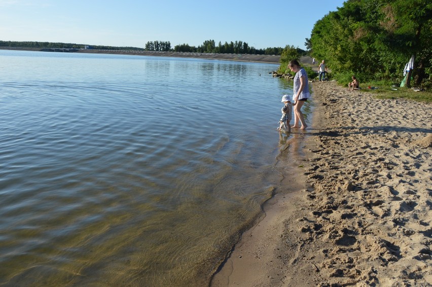 Plaża i molo w Smardzewicach nad Zalewem Sulejowskim