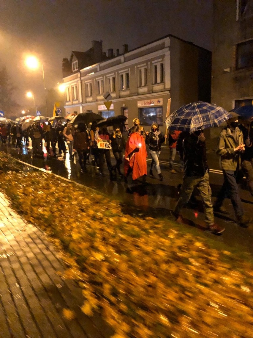 Deszczowy strajk kobiet w Lublińcu. Jakie hasła nieśli...