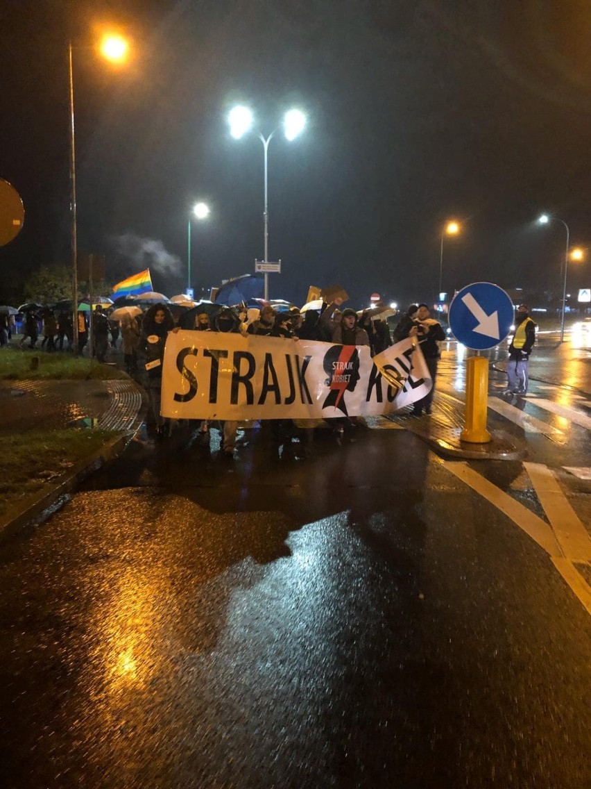 Deszczowy strajk kobiet w Lublińcu. Jakie hasła nieśli...