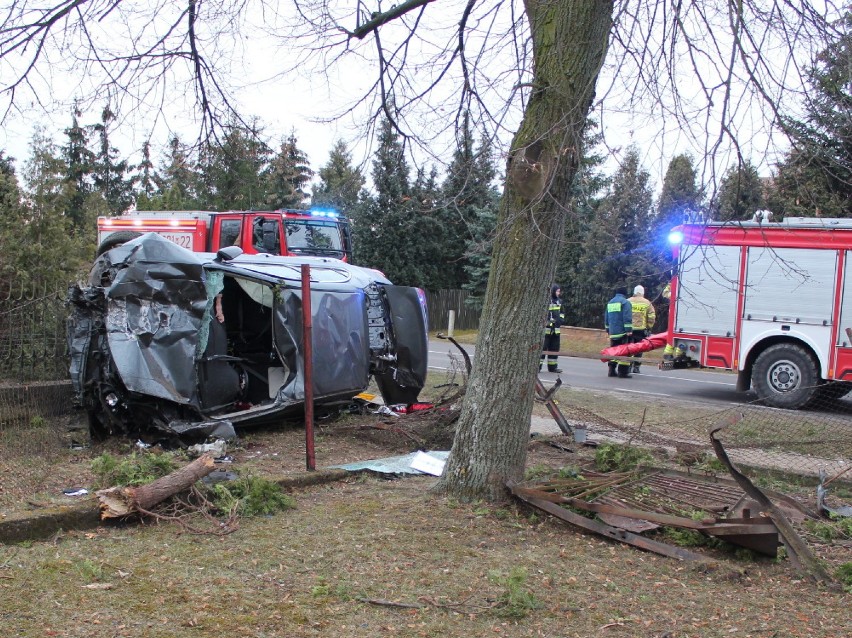 Tragiczny wypadek w Wólce Kozłowskiej. Rozbili auto, które wcześniej ukradli. "Jeden z nich poniósł śmierć"