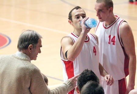 Trener AZS Gliwice, Wiesław Stasiak rozmawia Mariuszem Donigiewiczem (w środku) i Pawłem Orłowskim.