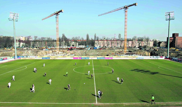 Przebudowa stadionu Górnika rozpoczęła się we wrześniu 2011. Dziś prace są spowolnione