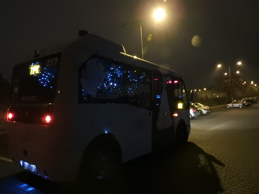 Autobus z kolędami i piosenkami świątecznymi na ulicach Łomży [zdjęcia, video]