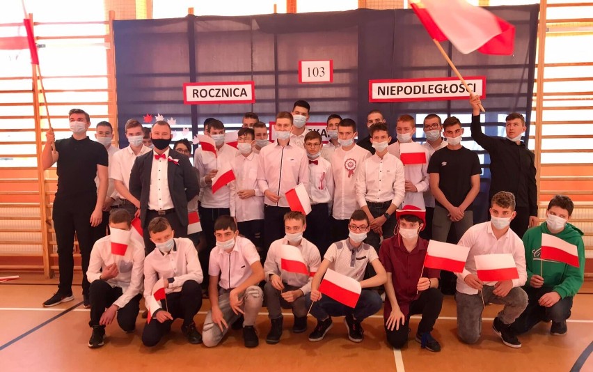Uczniowie Zespołu Szkół Usługowo-Gospodarczych w Pleszewie świętowali rocznicę odzyskania niepodległości