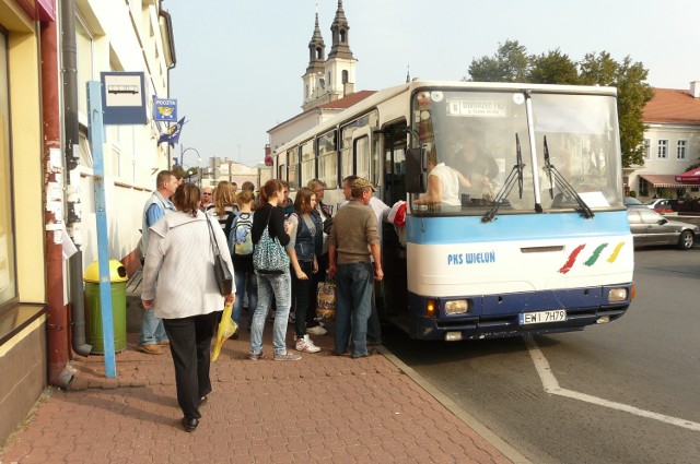 Dzięki przywróceniu zniżek emeryci za przejazd autobusem w Wieluniu będą płacić teraz  80 groszy mniej, czyli 1,30 zł.