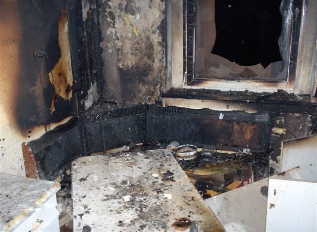 Kościan: strażacy uratowali życie mężczyźnie, który spał w płonącym mieszkaniu