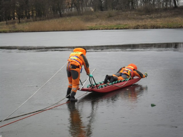Straż Pożarna w Jarocinie: Strażacy ćwiczyli nad zalewem w Roszkowie