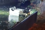 Wypadek w Lądku-Zdroju. Kierujący busem wpadł do rzeki i dachował. Miał 1,7 promila