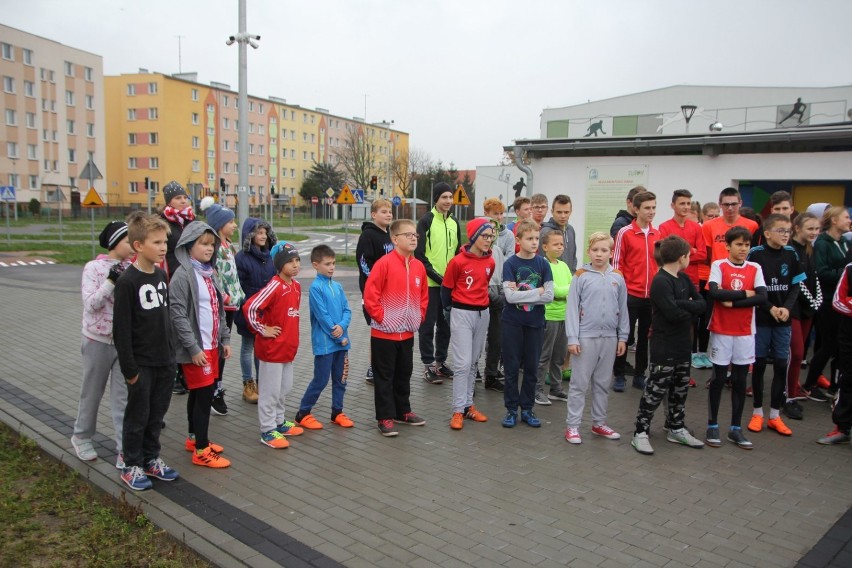 Uczniowie SP3 w Złotowie biegli 100 kilometrowy bieg na 100 rocznice