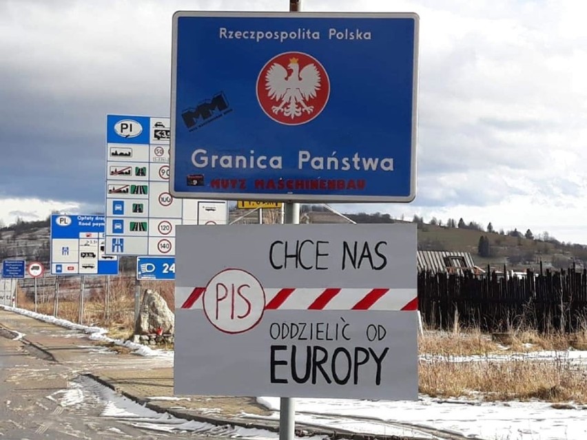 Podhale. Na przejściu granicznym w Chochołowie zawisły tablice informujące, że PiS chce wyprowadzić Polskę z Unii Europejskiej