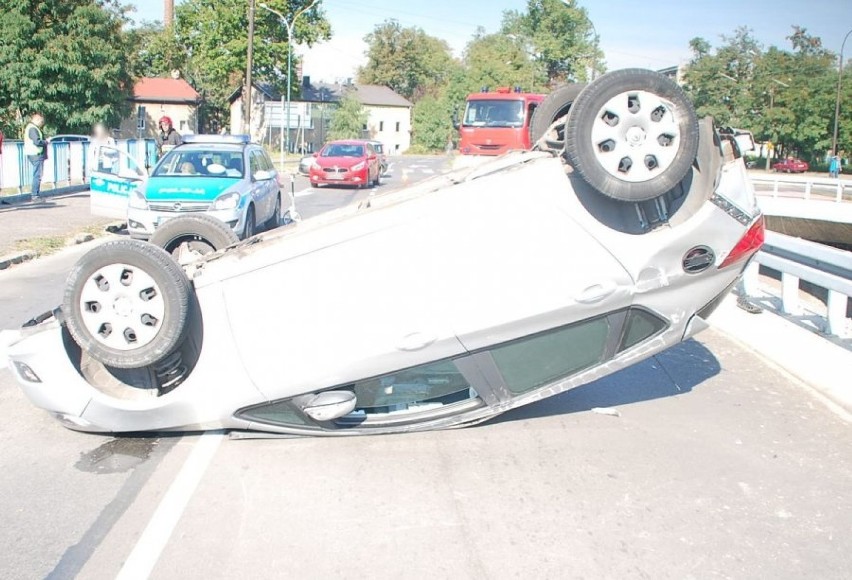 Sosnowiec: opel dachował na Sielcu, 33-latkę uratowały zapięte pasy [ZDJĘCIA]