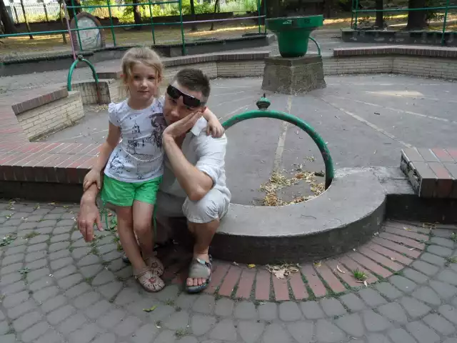 Czekamy na remont fontanny - mówi Tomasz Tabaka z córeczką Hanią