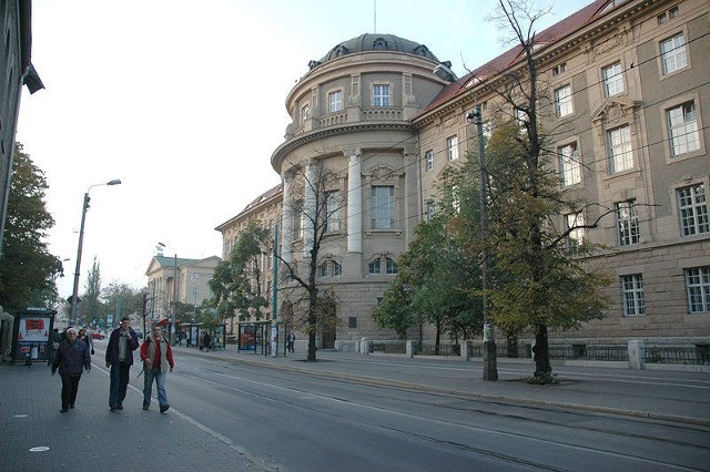 Zakład Medycyny Sądowej utworzono wraz z Wydziałem Lekarskim Uniwersytetu Poznańskiego w 1919 roku. Początkowo mieścił się w Collegium Medicum przy ul. Fredry 10. Było to zaledwie kilka pomieszczeń, a zakład nie posiadał nawet własnej sali sekcyjnej. Wszystko zmieniło się w październiku 1930 roku. Dzięki staraniom profesora Stefana Horoszkiewicza, pierwszego kierownika placówki, zakład przeniesiono w nowe miejsce, w którym działa do dzisiaj.

Czytaj też: "Antek Usypiacz" nie uśpił ich czujności - poznańscy toksykolodzy rozwiązują najtrudniejsze zagadki!