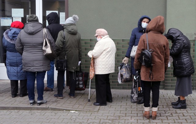 W piątek (22 stycznia) rozpoczęły się zapisy na szczepienia osób w wieku 70 plus. Ale miejsc jest bardzo mało. Jeszcze kilka tygodni temu głównym problemem, który mógł zagrozić walce z koronawirusem, była głęboka niechęć Polaków wobec szczepień. Dziś problem jest zupełnie odwrotny: tłumy pacjentów próbują zdobyć jedną z nielicznych dostępnych dawek. Nie jest to proste i nic nie wskazuje na to, żeby sytuacja miała się szybko zmienić.

CZYTAJ DALEJ>>>>


..