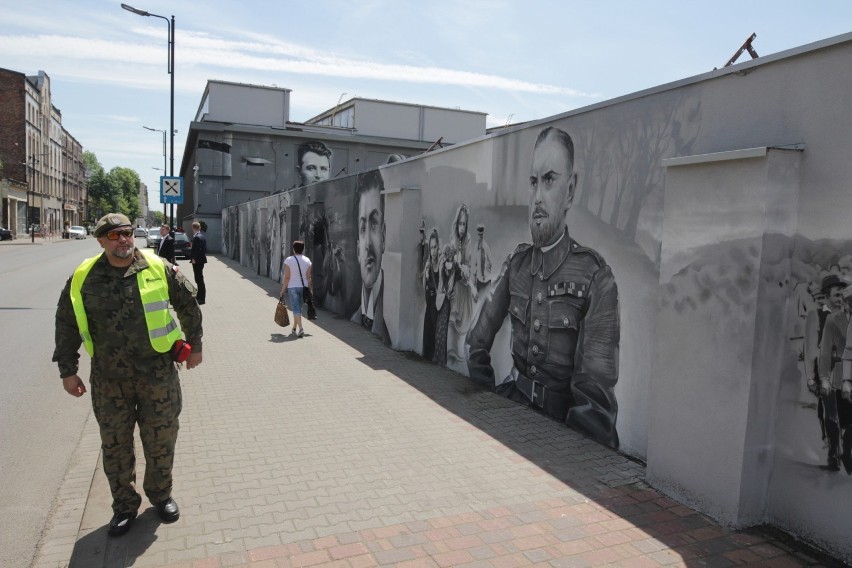 Siemianowice Śląskie. Odsłonięto mural upamiętniający powstania śląskie. Autorem malunku jest Wojciech Walczyk