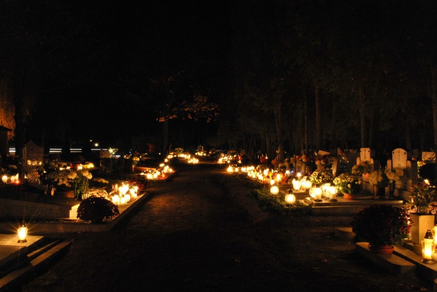 Cmentarz w Międzychodzie nocą w dniu Wszystkich Świętych
