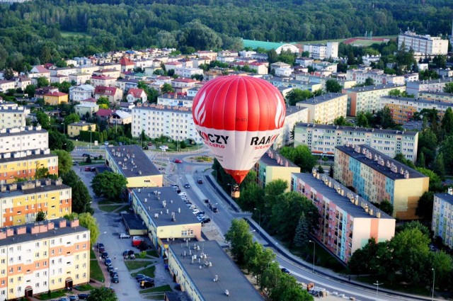 Bartosz Kuziora  ze Stalowej Woli wzniósł się na balonie SP-BEV Rakoczy, co zostało pięknie uwiecznione na tle miasta, kiedy przelatywał nad modernizowaną ulicą Poniatowskiego, z blokami z odnowionymi, kolorowymi elewacjami