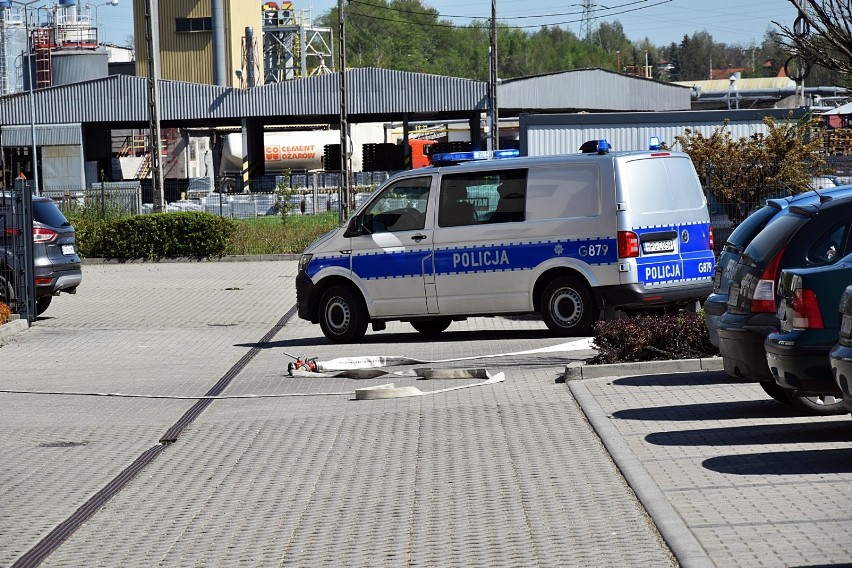 Straż pożarna i policja sprawdzają teren gorlickiego urzędu...