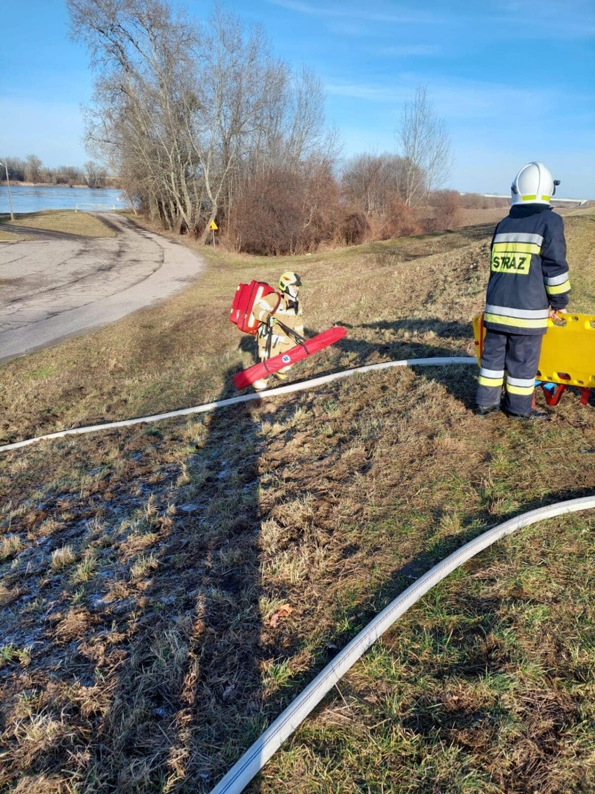 Ćwiczenia strażackie nad Jeziorem Starogrodzkim w Chełmnie