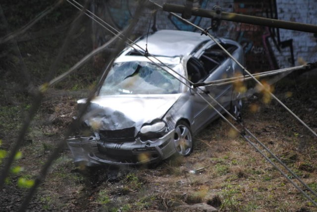 Do 12 lat więzienia grozi 23-letniemu Bartoszowi P., który spadł prowadzonym przez siebie mercedesem na tory kolejowe na obrzeżach toruńskiej starówki.

CZYTAJ DALEJ NA KOLEJNYCH STRONACH >>>>

Zobacz także: Przedszkole na JAR-ze. Jest brzydkie czy ładne? Zobaczcie! [ZDJĘCIA]

