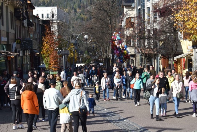 Długi weekend w przededniu Wszystkich Świętych. W Zakopanem tłumy turystów. Szczególnie dużo jest Czechów