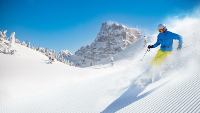 Sezon narciarski 2023/2024 we Włoszech już się zaczyna! Przejdź dalej i zobacz najlepsze regiony dla narciarzy we włoskich Dolomitach. Sprawdziliśmy, kiedy otwierają się stoki i ile kosztują skipassy. Na zdjęciu: popularny włoski ośrodek narciarski Livigno.