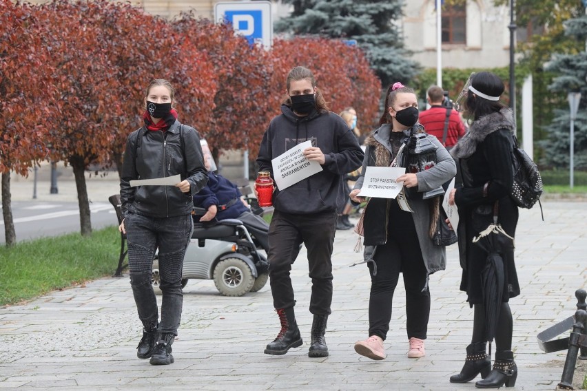 Legnica: Nie dla Piekła Kobiet, protest przed siedzibą PiS