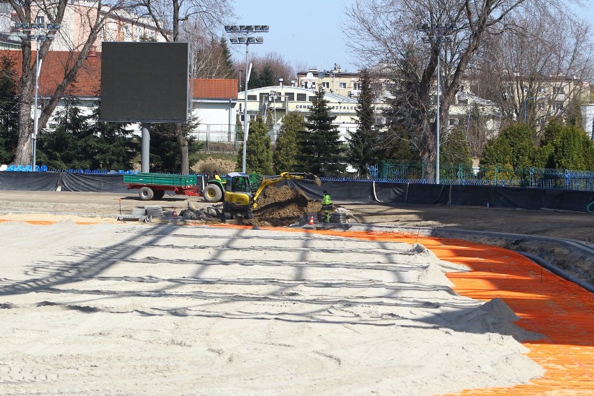 Przedłużają się prace nad remontem Stadionu Miejskiego w...