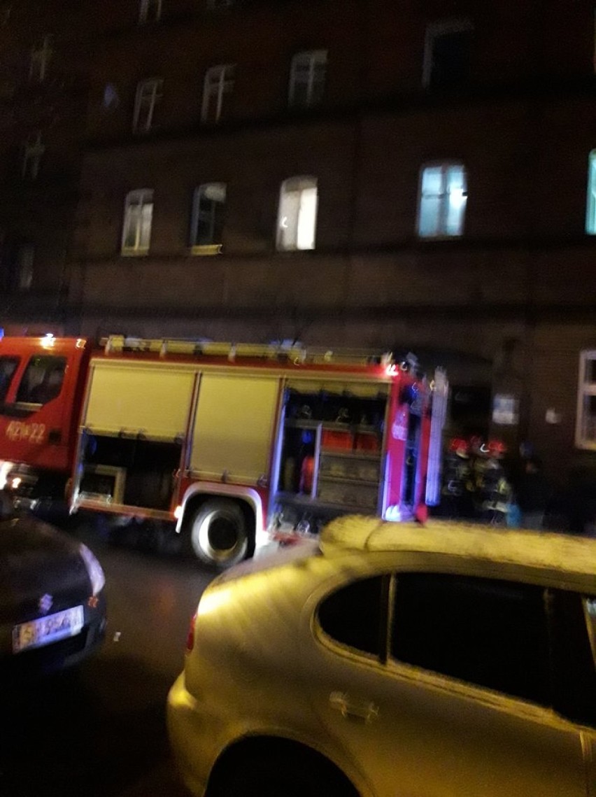 Pożar kamienicy w Chorzowie przy ul. Karpackiej [ZDJĘCIA]. Ewakuowano 13 osób