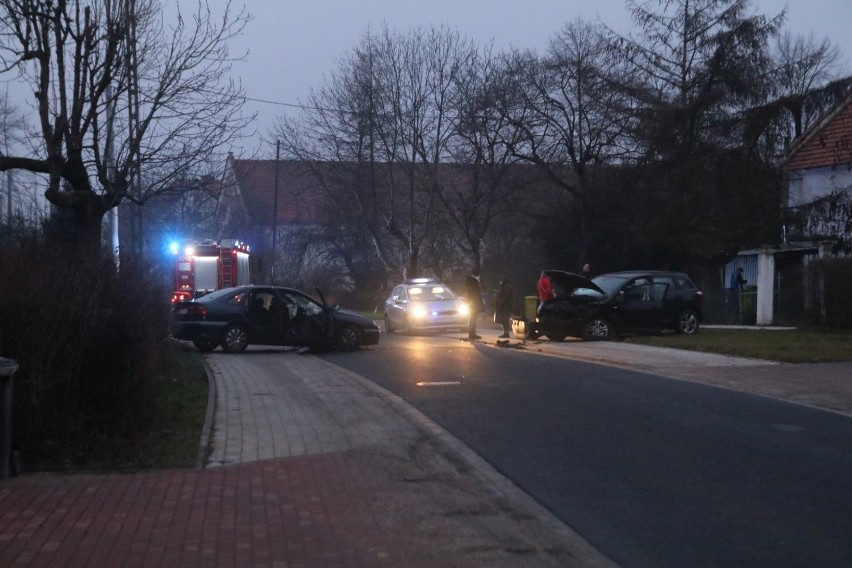 Wypadek w Bartoszowie, cztery osoby ranne! Droga jest nieprzejezdna