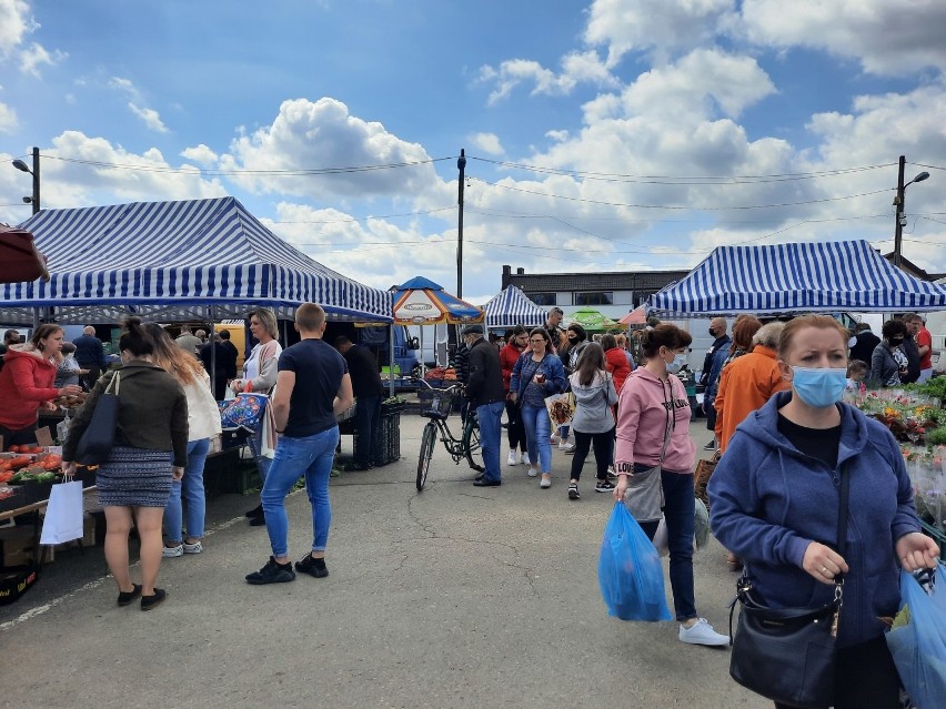 Prawdziwe oblężenie przeżywało w sobotę, 15 maja Targowisko...